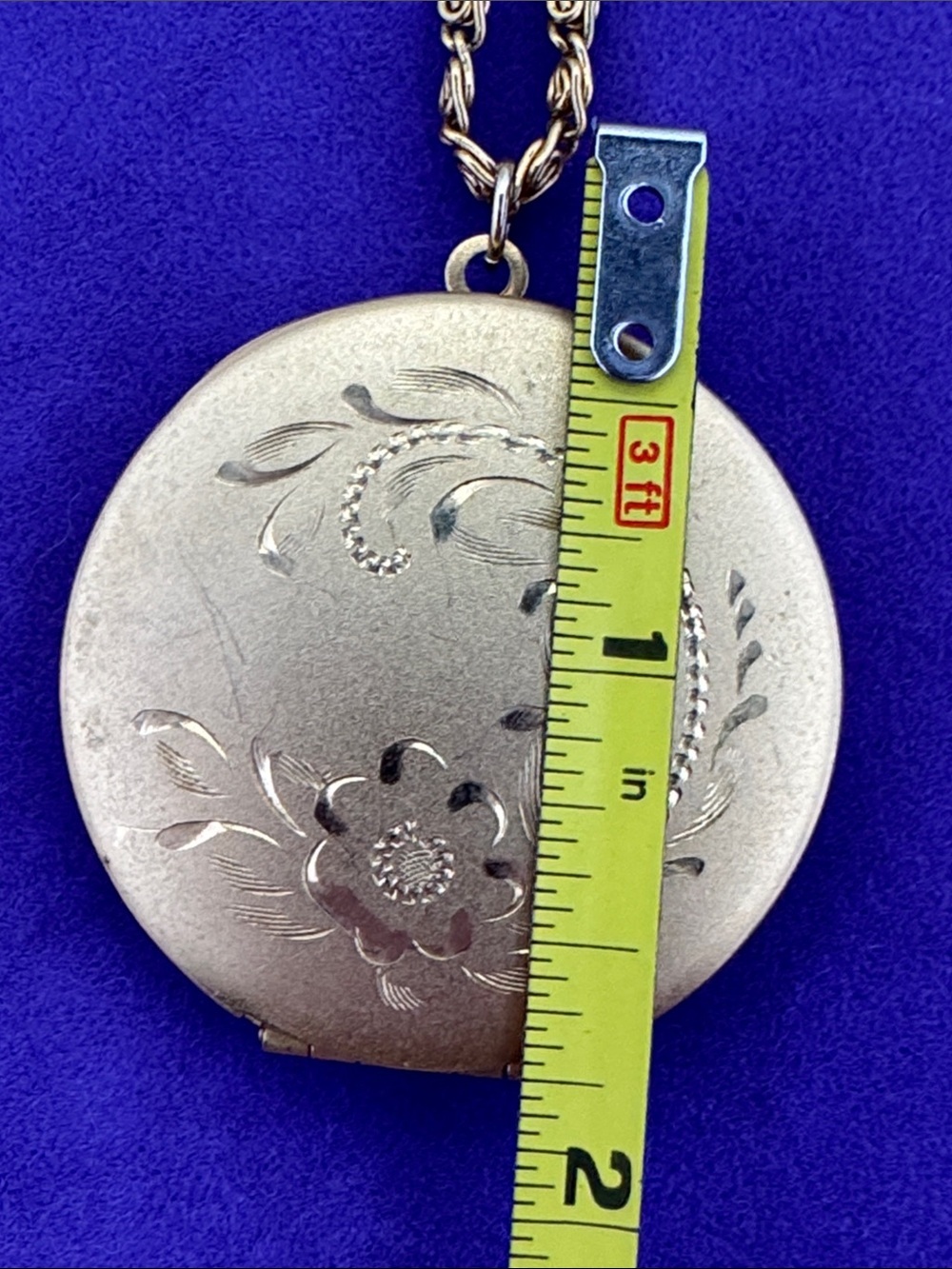 💛 Vintage Gold Plated Floral Engraved Round Locket Necklace | Botanical Romance - Picture 5 of 7